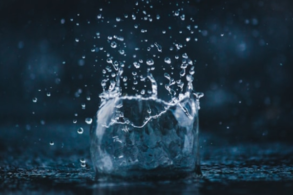 Splash in pool of water. Photo by Amadej Tauses on Unsplash